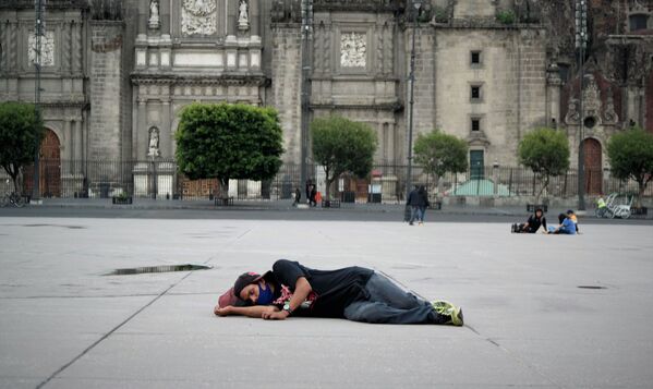 Un hombre duerme sobre la plancha del zócalo del Centro Histórico, después de que permitieran el acceso - Sputnik Mundo