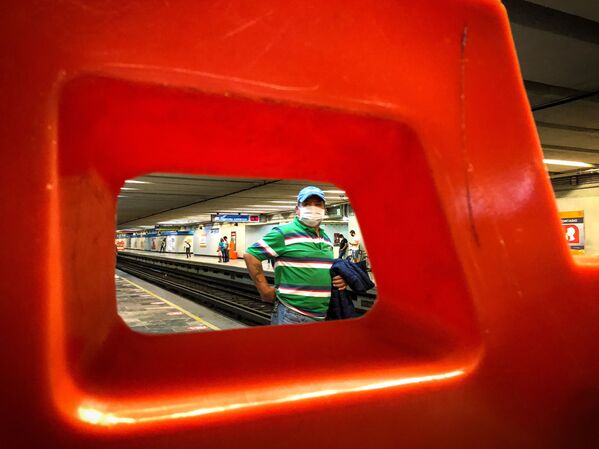 Hombre esperando la llegada del metro en una estación de la Ciudad de México - Sputnik Mundo