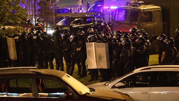 Agentes de la Policía durante las protestas en Bielorrusia - Sputnik Mundo