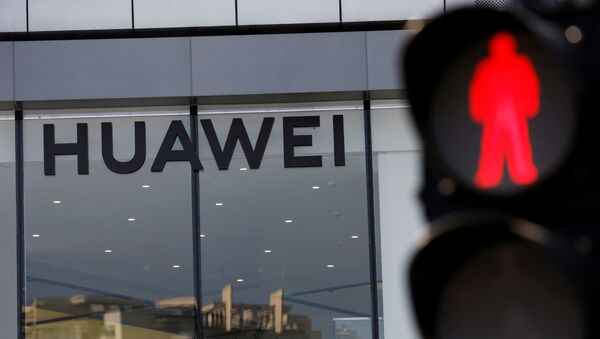 La fachada de una tienda de Huawei en Pekín, China - Sputnik Mundo