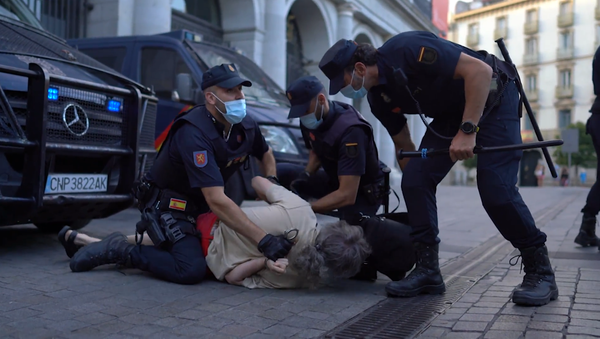 Un detenido en la manifestación contra la monarquía en Madrid - Sputnik Mundo