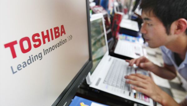Una cliente prueba una computadora Toshiba Dynabook en una tienda en Japón (archivo) - Sputnik Mundo
