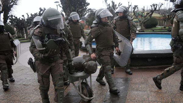 La Policía durante las protestas en Chile - Sputnik Mundo