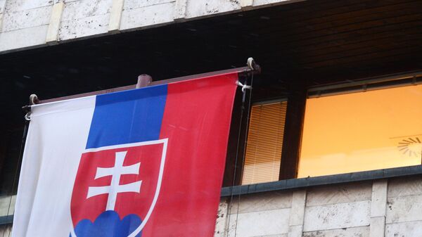 La bandera de Eslovaquia en su Embajada en Moscú - Sputnik Mundo