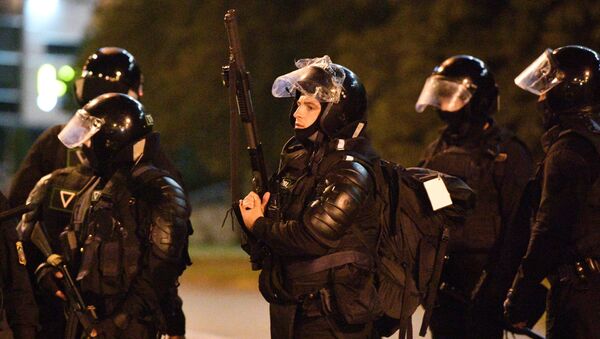 La Policía durante las protestas en Minsk - Sputnik Mundo