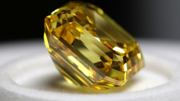 Firebird, uno de los más grandes diamantes amarillos tallados en Rusia - Sputnik Mundo