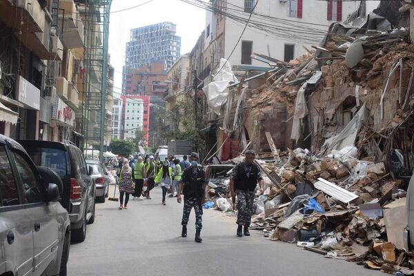 Gente sin casas y sin ayuda: así está Beirut a más de una semana de la explosión | Fotos, vídeo Gente sin casas y sin ayuda: así está Beirut a más de una semana de la explosión | Fotos, vídeo - Sputnik Mundo