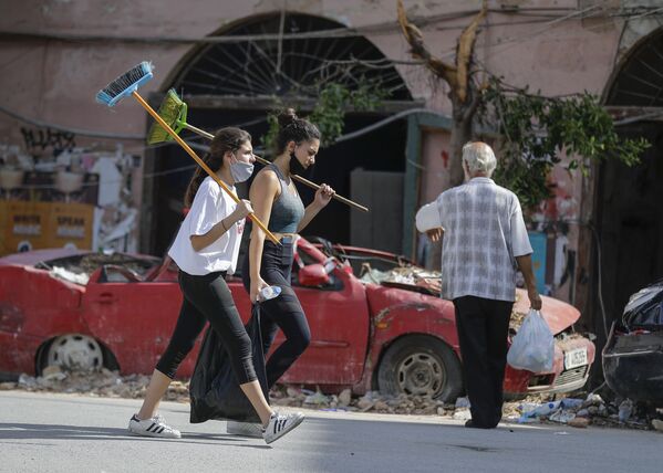 Девушки-волонтеры в разрушенном взрывом пригороде Бейрута - Sputnik Mundo