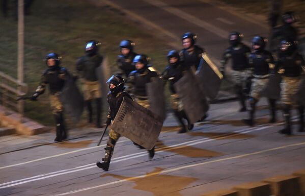 Сотрудники правоохранительных органов во время акции протеста в Минске - Sputnik Mundo