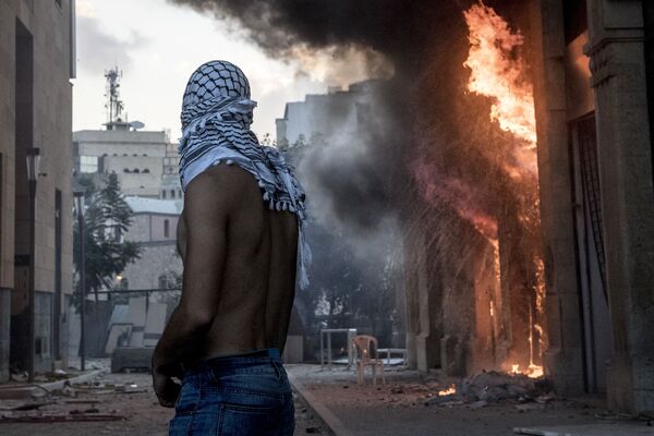 Участник столкновений между демонстрантами и силовиками в Бейруте - Sputnik Mundo