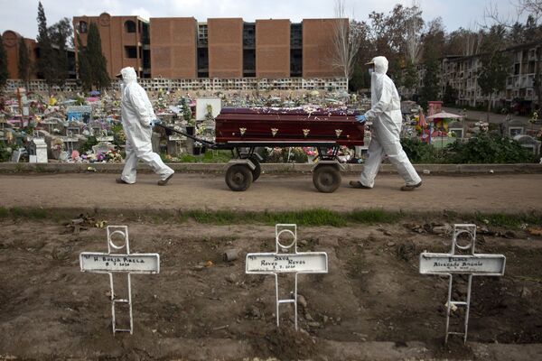 Могильщики несут гроб на кладбище в Сантьяго, Чили - Sputnik Mundo