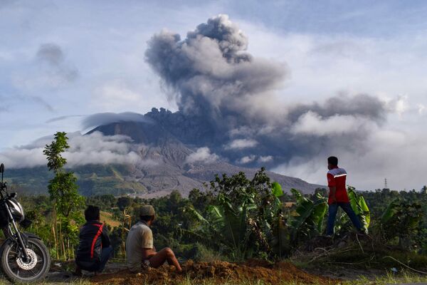 Жители деревни наблюдают за извержением вулкана Синабунг на Суматре - Sputnik Mundo