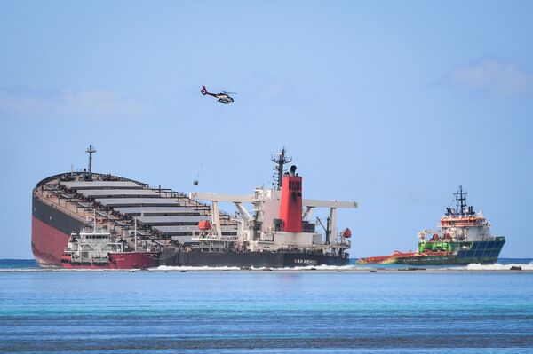 Судно MV Wakashio, севшее на мель у побережья юго-восточного Маврикия - Sputnik Mundo