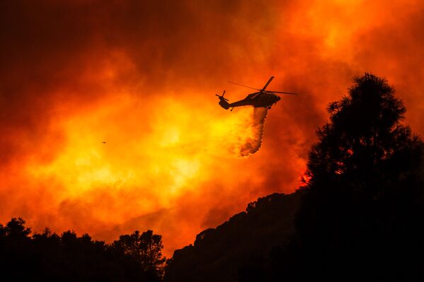 Вертолет над горящим лесом недалеко от Санта-Клариты, Калифорния - Sputnik Mundo