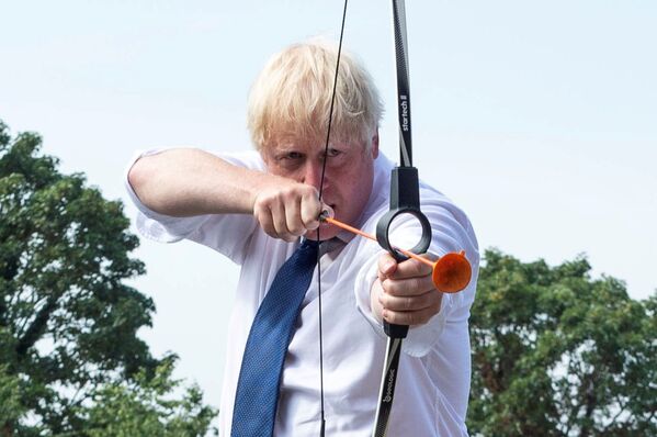 Премьер-министр Великобритании Борис Джонсон во время стрельбы из лука в летнем лагере Premier Education в Sacred Heart of Mary Girls, Лондон - Sputnik Mundo