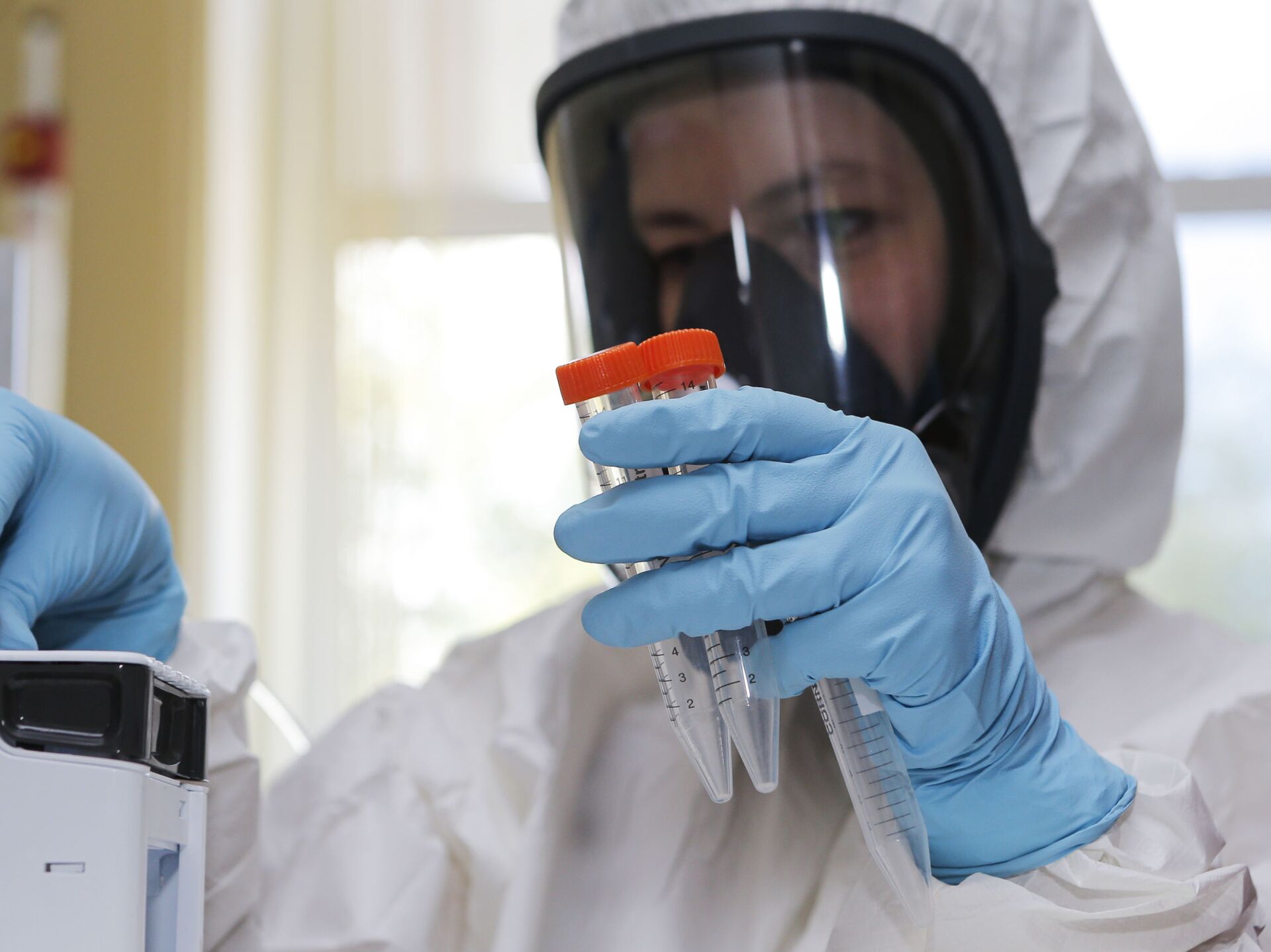 Ученые разрабатывали новую вакцину. Лекарство от Эболы Россия. Лекарство от Эболы на белом фоне. Учёный испытывающий на себе лекарства.