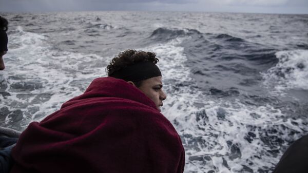 Un migrante en el mar Mediterráneo - Sputnik Mundo