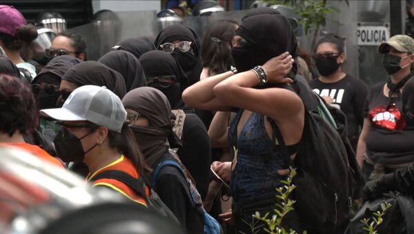 Los manifestantes se enfrentan a la Policía en una marcha contra la violencia de género en México  - Sputnik Mundo