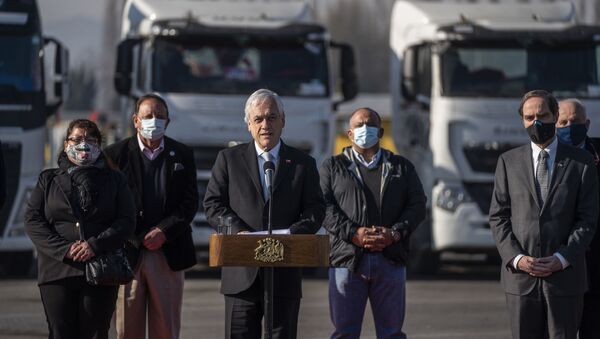 Presidente de Chile, Sebastián Piñera, firma Proyecto de Ley  que eleva penas por quema de camiones  - Sputnik Mundo
