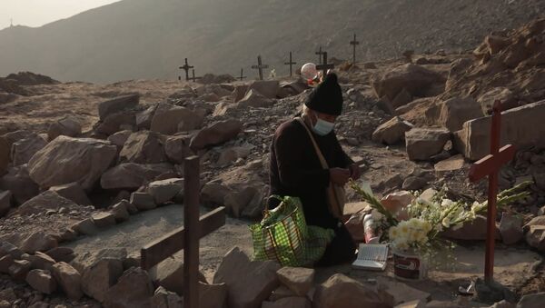 Ningún cementerio los recibe: víctimas de COVID-19 son enterradas en las afueras de Lima - Sputnik Mundo