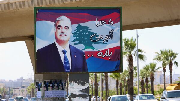 Un cartel con la imagen del exprimer ministro libanés Rafik Hariri  - Sputnik Mundo
