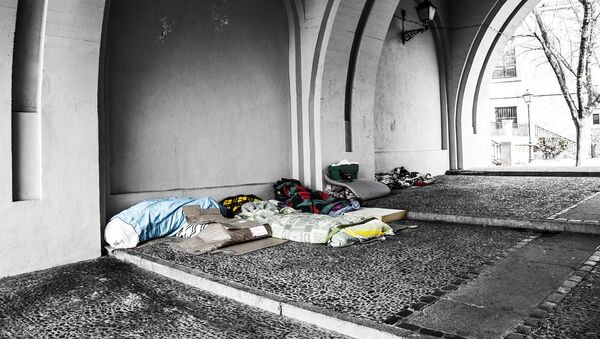 Mantas y colchones en la calle de personas sin hogar (imagen referencial) - Sputnik Mundo