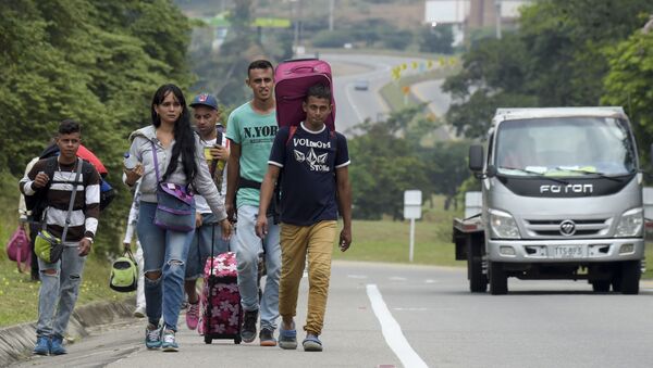 Migrantes venezolanos de camino a Colombia - Sputnik Mundo