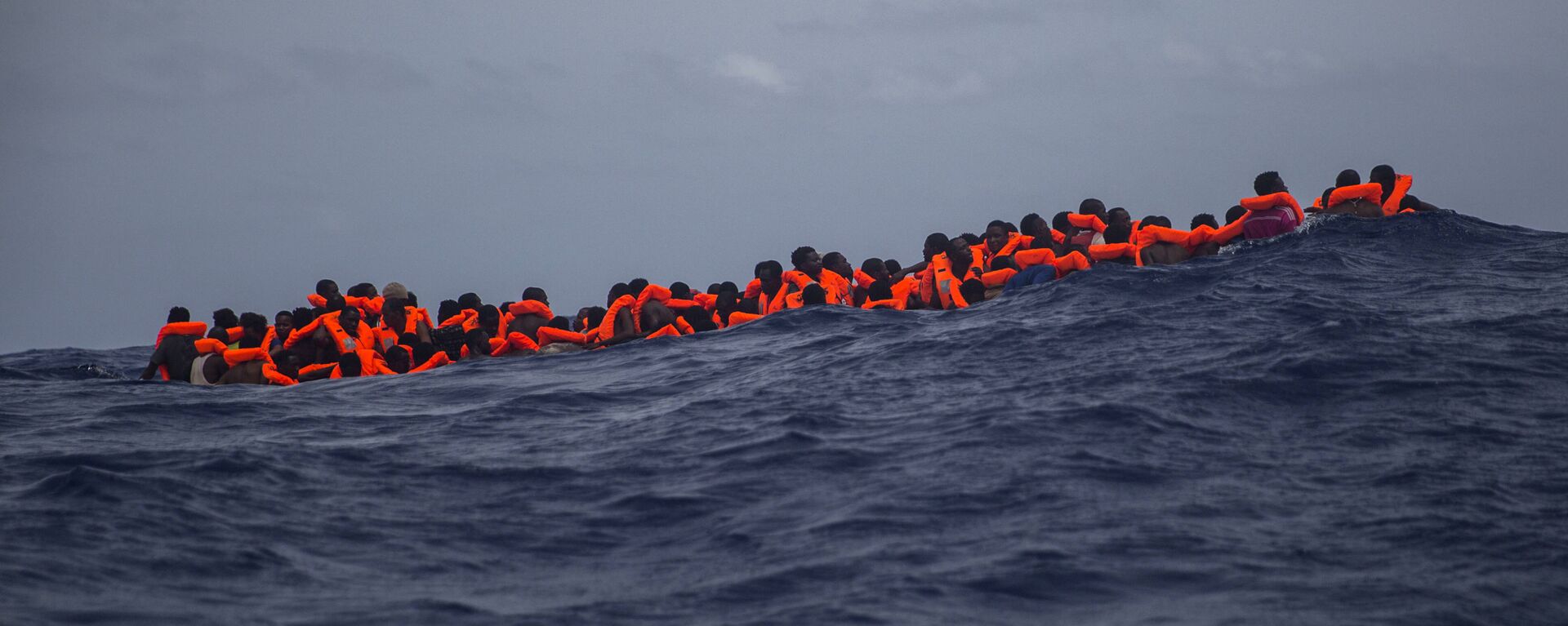 Inmigrantes  esperan ser rescatados en la mitad del mar Mediterráneo - Sputnik Mundo, 1920, 20.08.2020