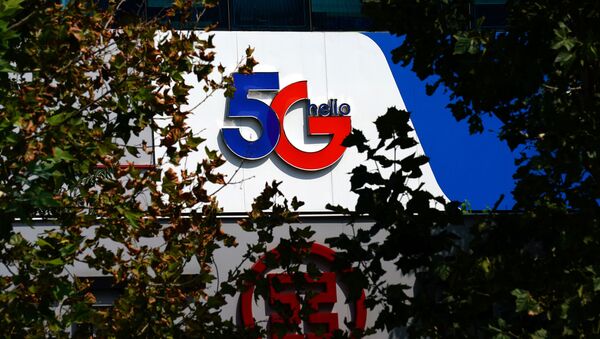 El signo de 5G en un edificio en China - Sputnik Mundo