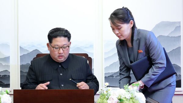 El líder norcoreano, Kim Jong-un, y su hermana, Yo-jong - Sputnik Mundo