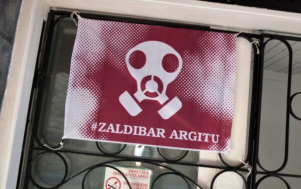 Cartel de protesta por el vertedero de Zaldívar en un bar de Ermua, localidad del norte de España - Sputnik Mundo