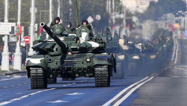 Un convoy de tanques bielorruso - Sputnik Mundo