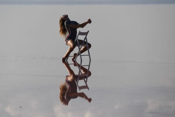 Desfile sobre el agua: un lago rosa acoge la Semana de la Moda de Crimea Desfile sobre el agua: un lago rosa acoge la Semana de la Moda de Crimea - Sputnik Mundo