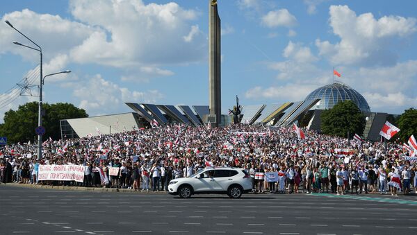 Protestas antigubernamentales cerca del monumento 'Minsk - Ciudad Heroica' - Sputnik Mundo