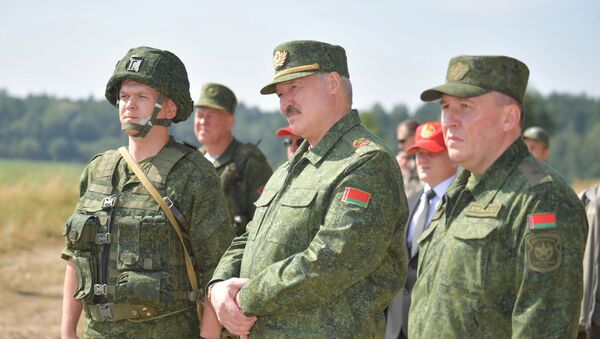 El presidente de Bielorrusia, Alexandr Lukashenko, visita un campo de tiro militar cerca de Grodno - Sputnik Mundo