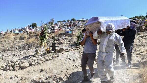Personas trasladando un ataúd en el distrito de Paucarpata en Perú - Sputnik Mundo