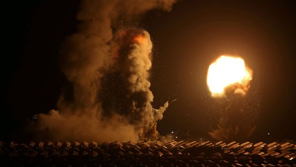 Un ataque aéreo israelí en la Franja de Gaza - Sputnik Mundo