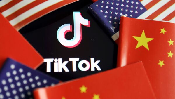 Logo de la aplicación china TikTok y banderas de EEUU y de China - Sputnik Mundo
