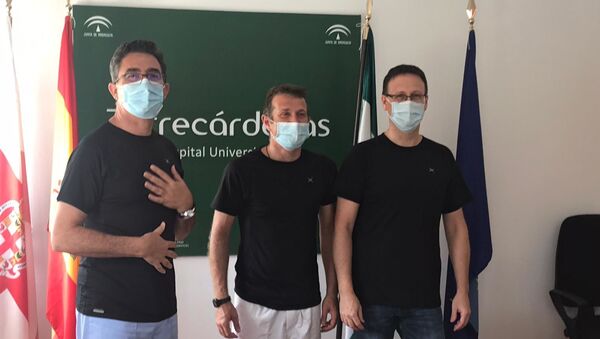 Investigadores del Hospital Universitario de Torrecárdenas con la camiseta que puede reducir los efectos de COVID-19 - Sputnik Mundo