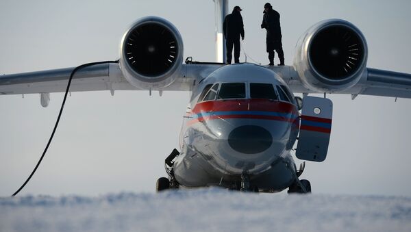 Dos técnicos reponen combustible en el avión An-74 en una isla que forma parte de la Tierra del Norte - Sputnik Mundo