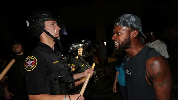 Un afroamericano confronta a un policía durante los disturbios en Kenosha, Wisconsin - Sputnik Mundo
