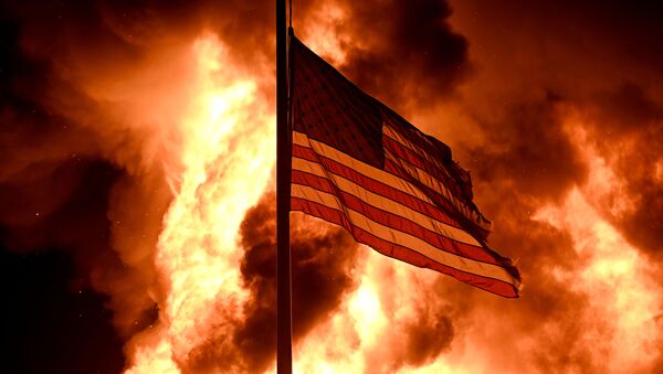 La bandera de EEUU ondea durante las violentas protestas en Kenosha (estado de Wisconsin), el 24 de agosto del 2020 - Sputnik Mundo