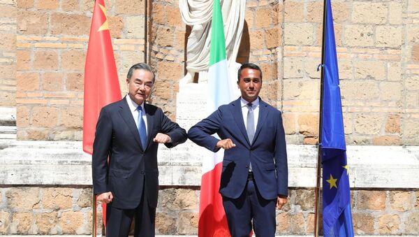 El ministro de Exteriores chino, Wang Yi, y su homólogo italiano, Luigi Di Maio - Sputnik Mundo