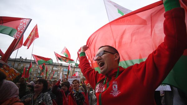 Partidarios de Lukashenko durante las protestas en Minsk - Sputnik Mundo