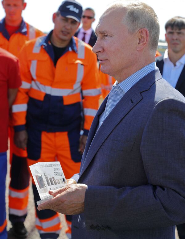 Putin se lleva un kilo del material de la nueva autopista Tavrida como recuerdo | Vídeo Putin se lleva un kilo del material de la nueva autopista Tavrida como recuerdo | Vídeo - Sputnik Mundo
