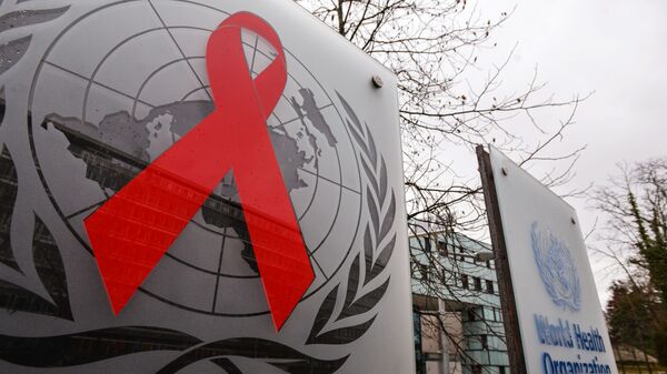 Los logotipos de la Organización Mundial de la Salud y del Programa Conjunto de las Naciones Unidas sobre VIH/SIDA (ONUSIDA) en la entrada de la sede de la organización en Ginebra, Suiza - Sputnik Mundo