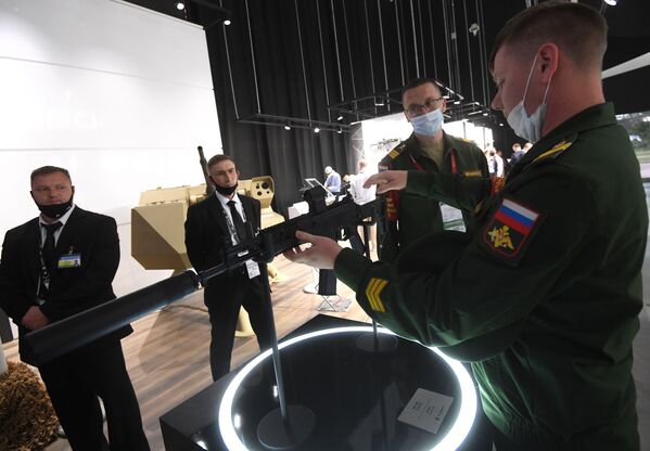 Una nueva Kalashnikov y un auto anfibio: estrenos mundiales del foro militar Army 2020 - Sputnik Mundo