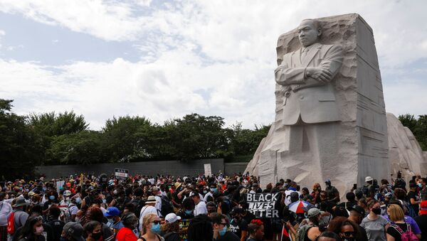 Los manifestantes se reúnen junto al monumento a Martin Luther King en Washington - Sputnik Mundo