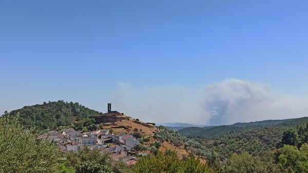 Incendios forestales en la Sierra de Huelva, España - Sputnik Mundo