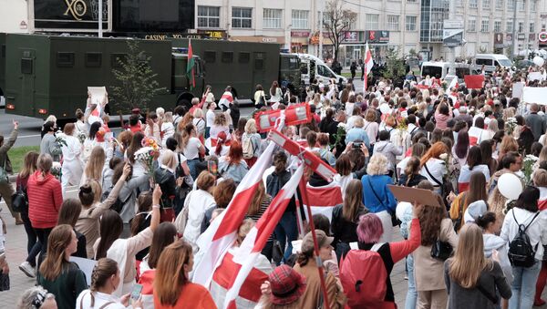 Mujeres marchan contra la brutalidad policial en Minsk, Bielorrusia, el 29 de agosto - Sputnik Mundo